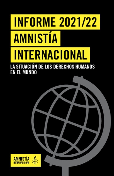 Tapa de informe anual con título "Informe 2021/22 Amnistía Internacional, la situación de los derechos humanos en el mundo", con una ilustración de un globo terráqueo gris sobre fondo negro y el logotipo de Amnistía Internacional debajo a la izquierda.