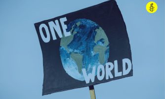 Cartel con la imagen del mundo y un letrero que dice ONE WORLD