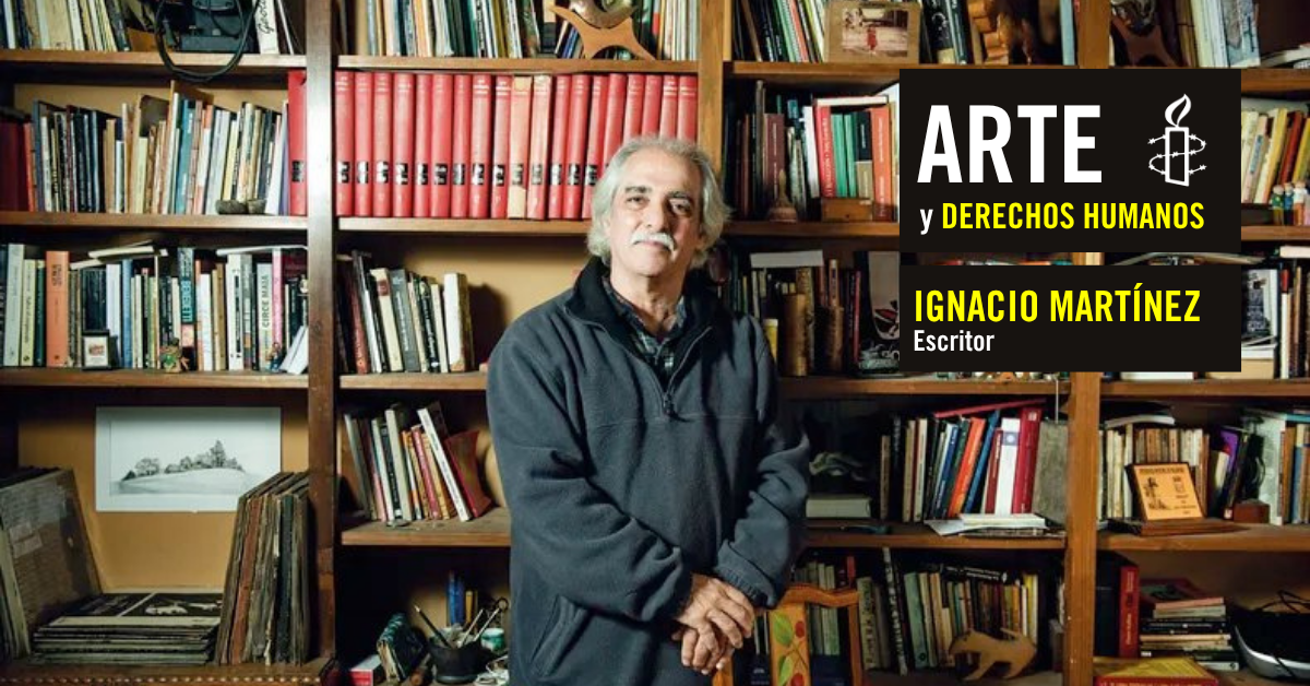 retraro del escritor Ignacio Martinez, de fondo una biblioteca llena de libros.
